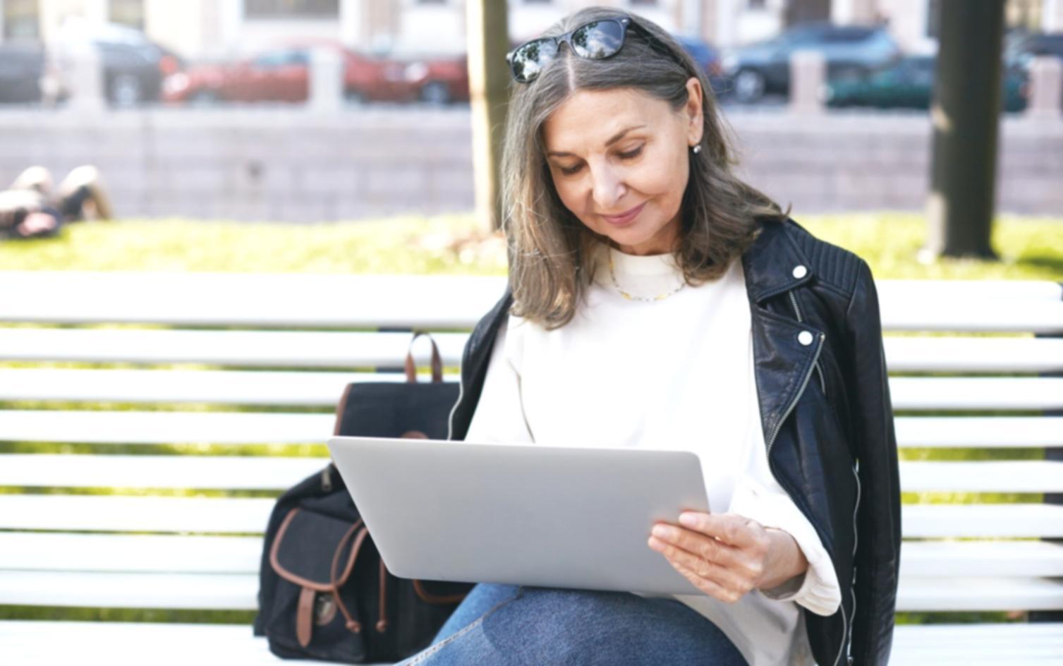 Equipo de expertos en planificación económica trabajando en análisis financiero